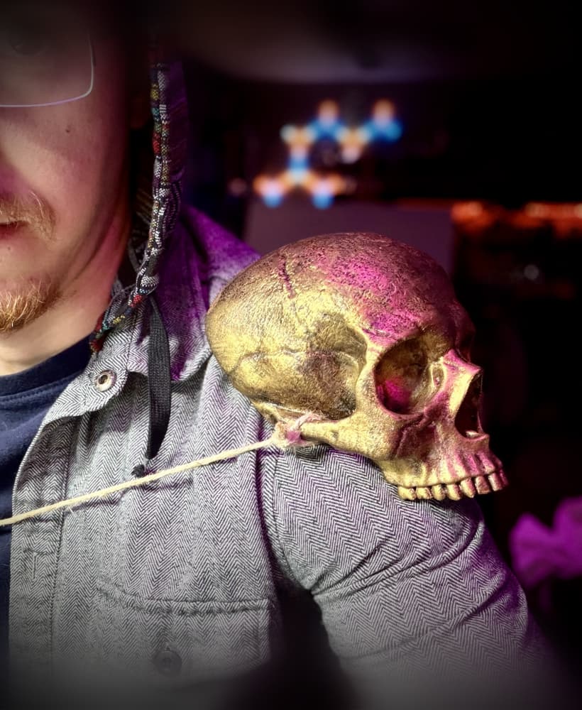 Skull shoulder pauldron