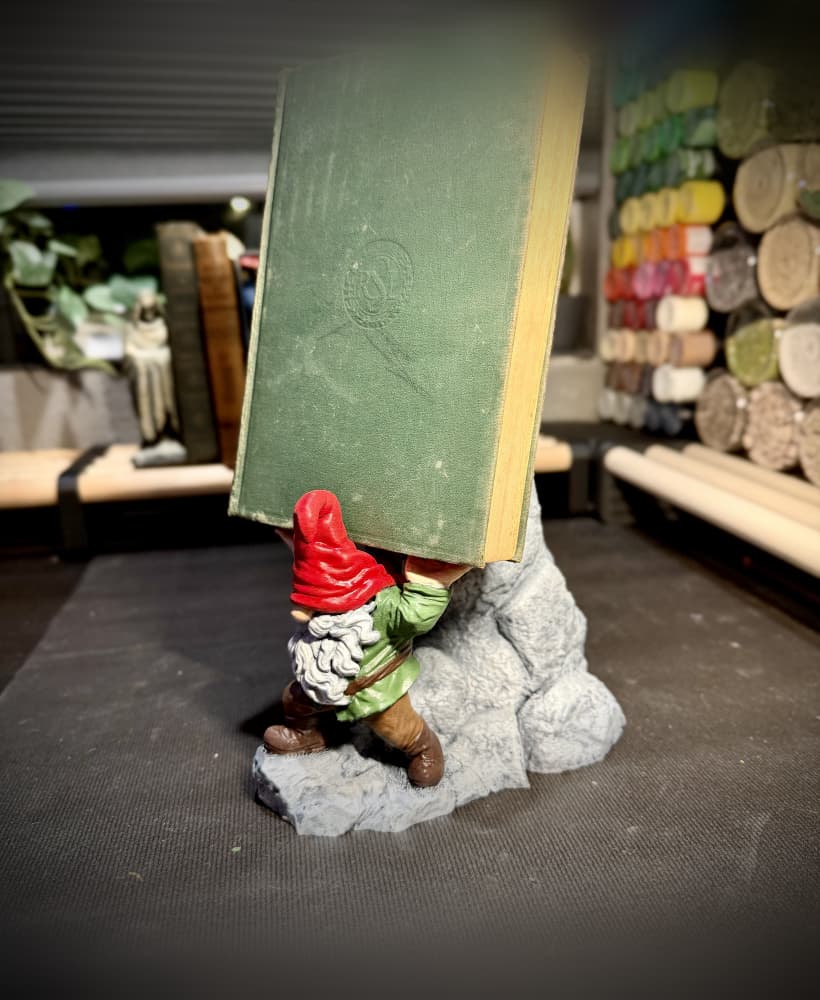 Gnome bookstand