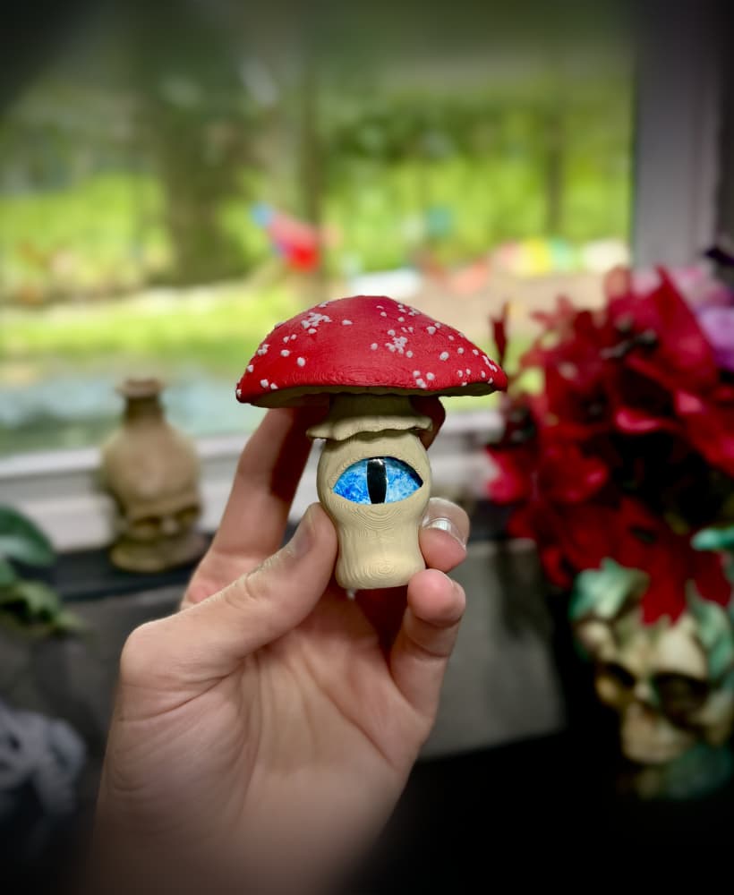 All seeing mushroom keychain 12mm eye.3mf