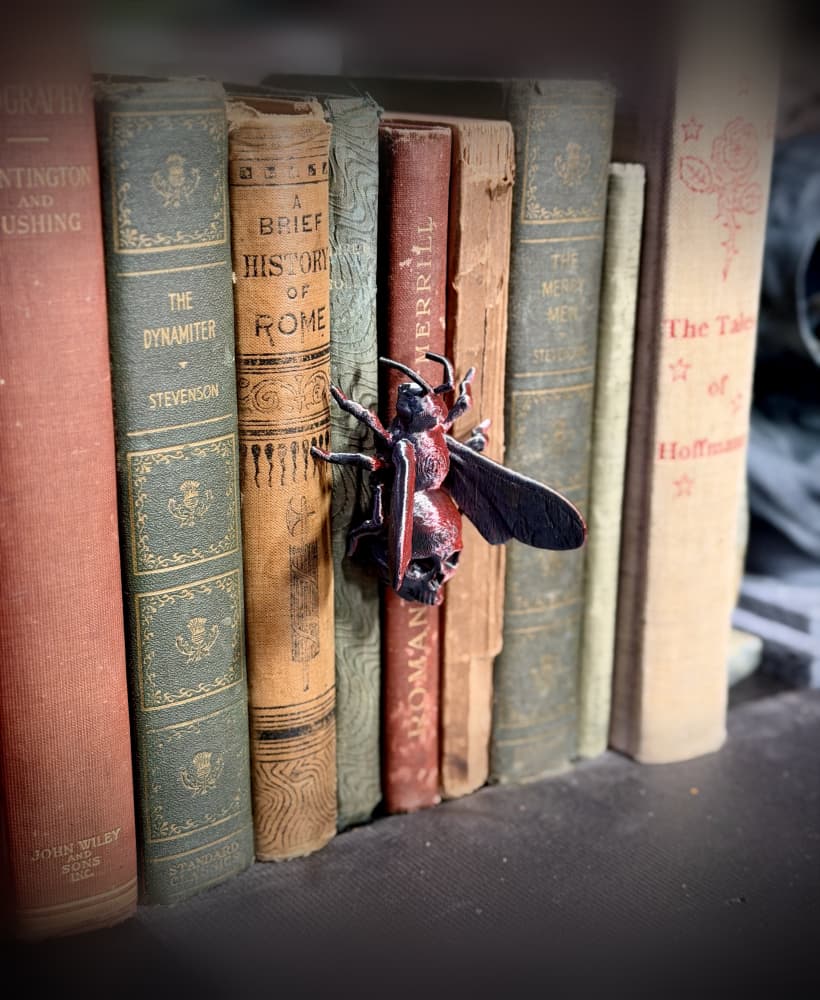 Skull bee spine hugger
